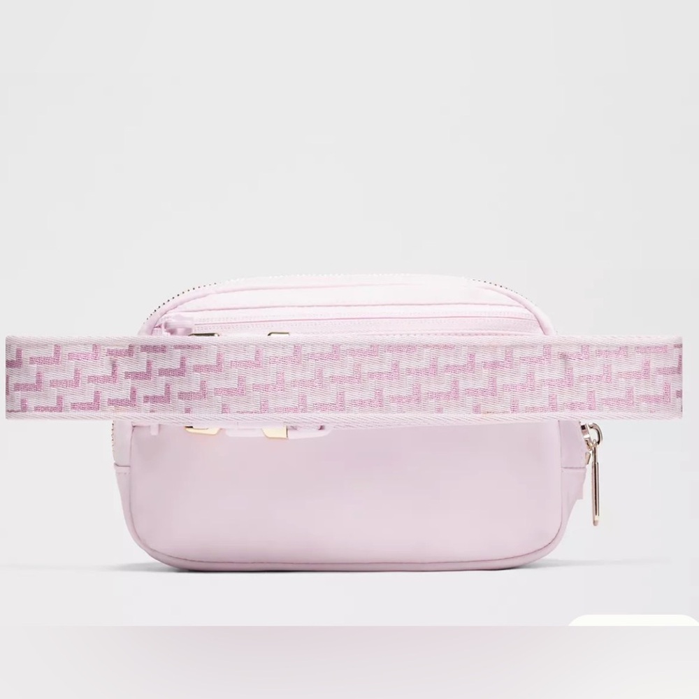 🆕 LULULEMON Everywhere Belt Bag 1L L Monogram Metallic NWT Blissful Pink/Gold - Picture 3 of 6